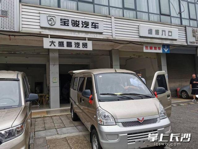 1萬以下庫存面包車新車二手大面包9座多少錢，1萬左右二手9座面包車？