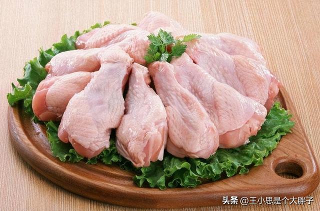 市場(chǎng)上的冷凍雞肉從哪里來？為何一直賣不完？安全嗎？看完就明白